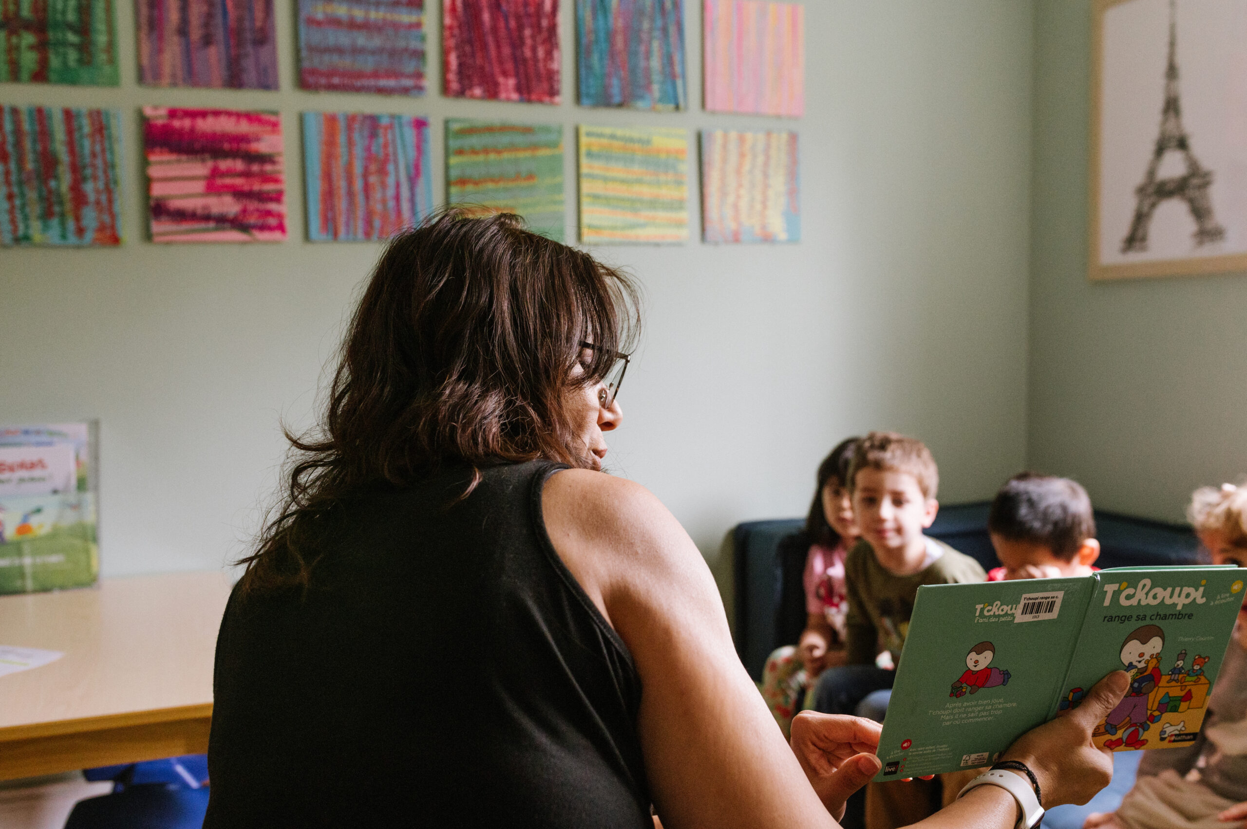 A teacher reading a French book to young children