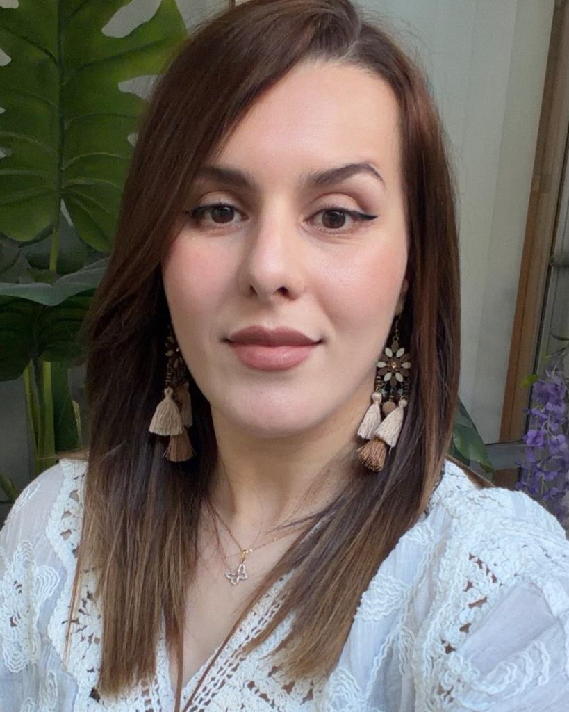 Kahina headshot.